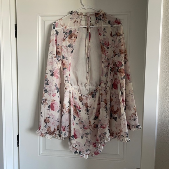 🌸ROMWE Women's Cute Floral Boho Printed Ruffle Bell Sleeve Loose Fit Jumpsuit - Picture 3 of 6